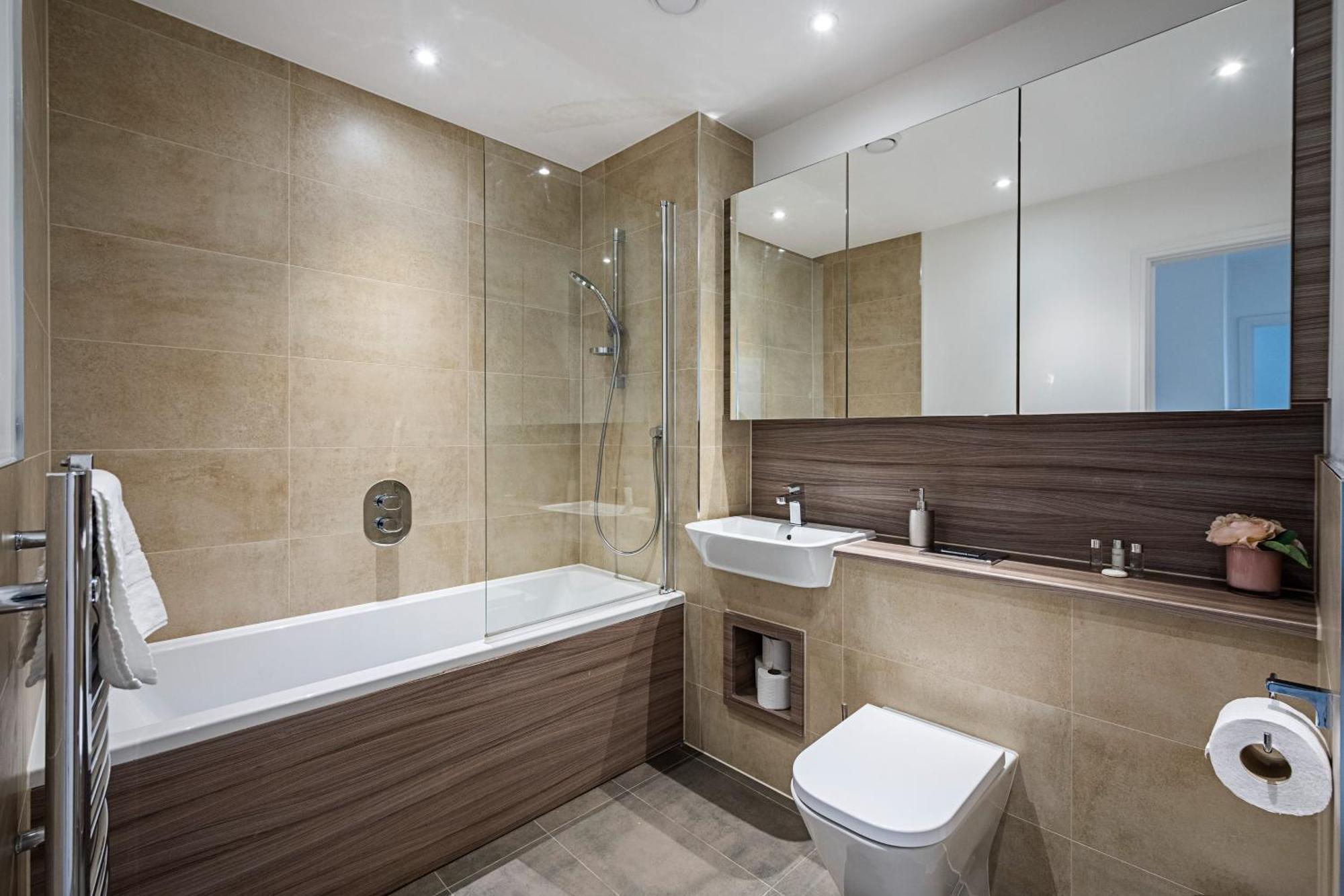 Chiswick Park 3 Bed 3 Bath West London - Parking Lägenhet Exteriör bild