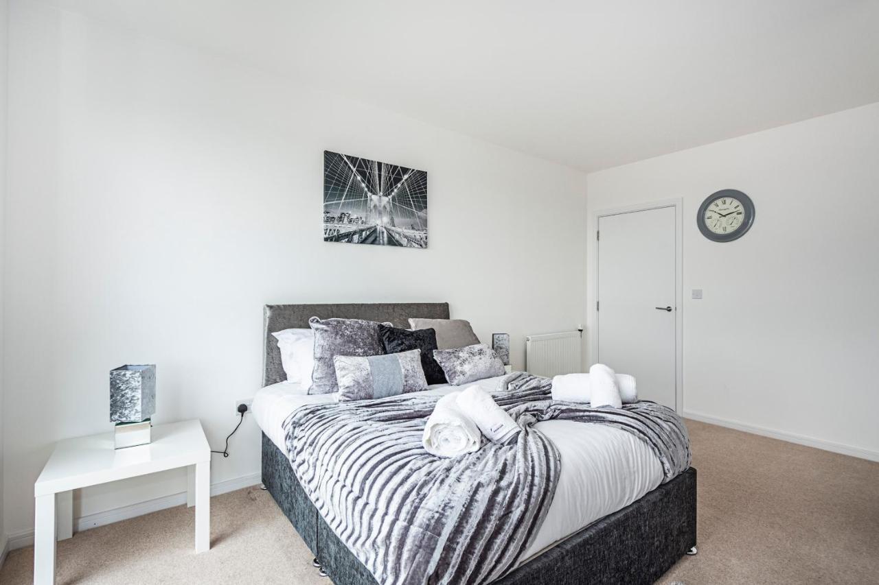 Chiswick Park 3 Bed 3 Bath West London - Parking Lägenhet Exteriör bild